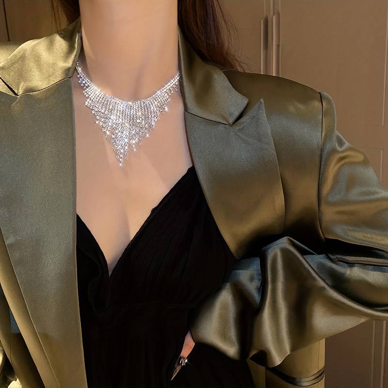 Éclat Tassel: Collier Brillant de Soirée
