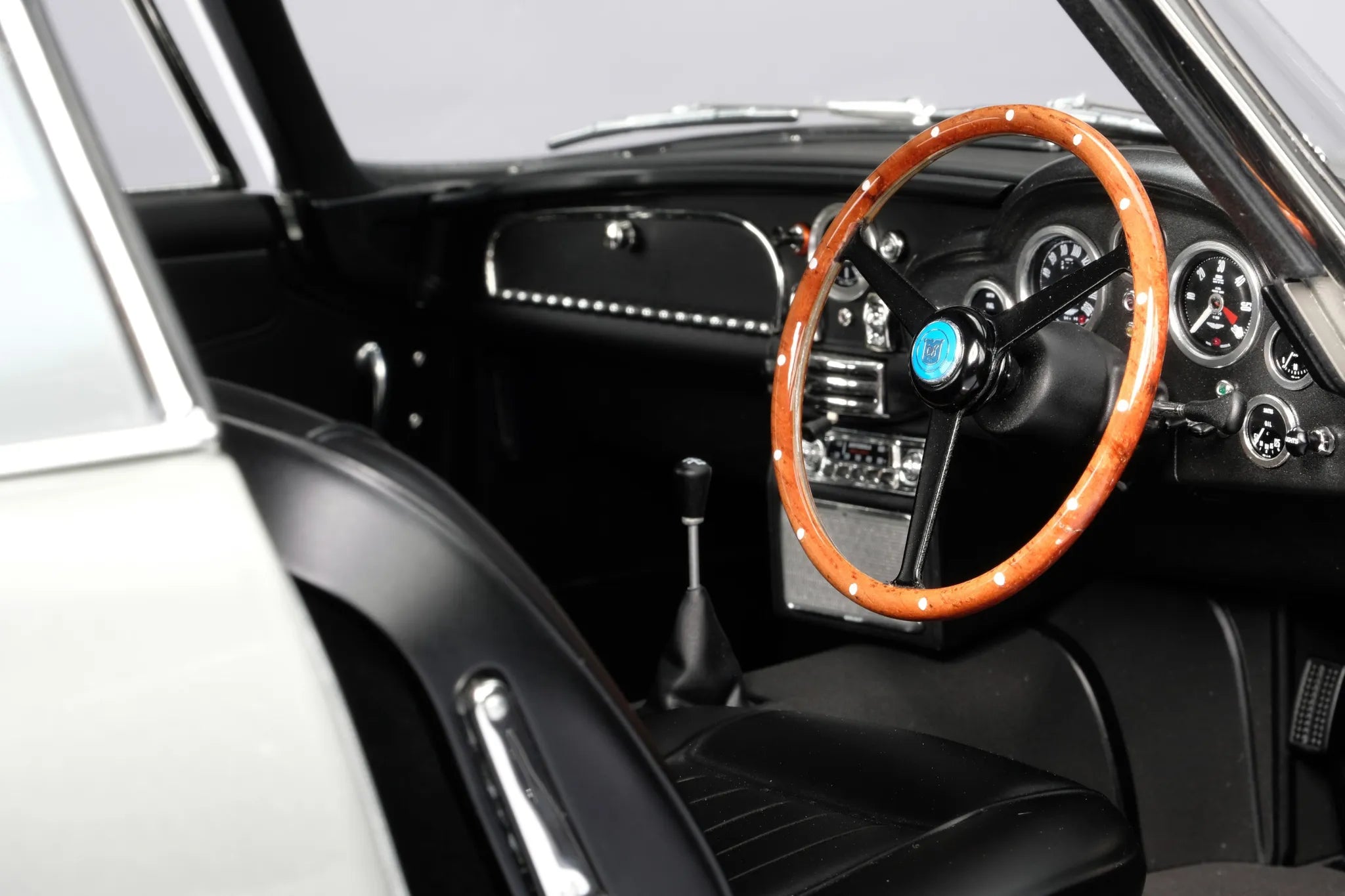 Réplique Aston Martin DB5 - Modèle de Collection Prestigieux